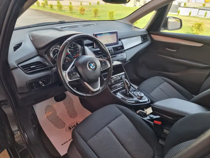 BMW 218d 2 ActiveTourer Dizel 2021. godište - Slika 11