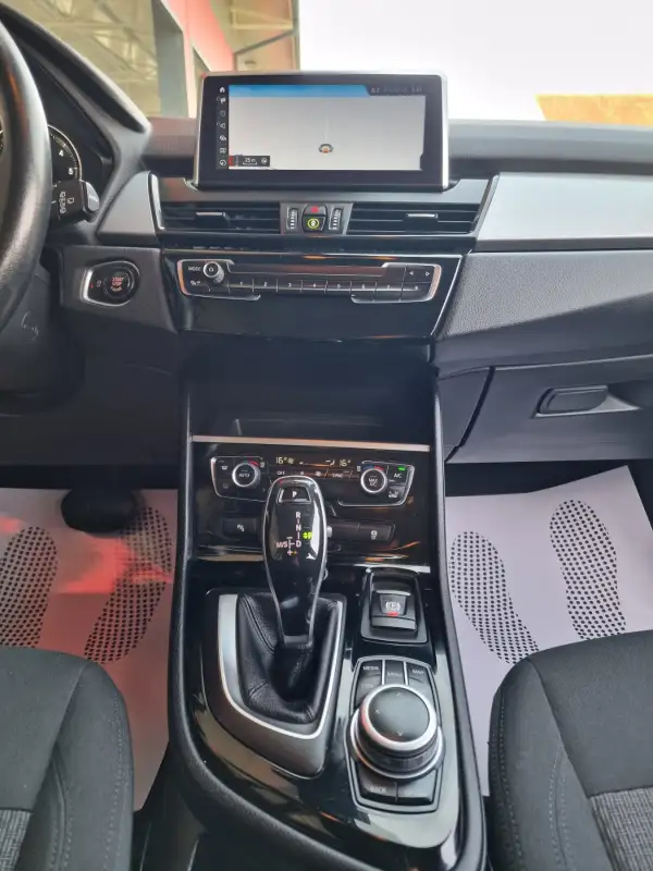 BMW 218d 2 ActiveTourer Dizel 2021. godište - Slika 15