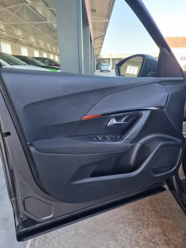 Peugeot 2008 Benzin 2021. godište - Slika 9