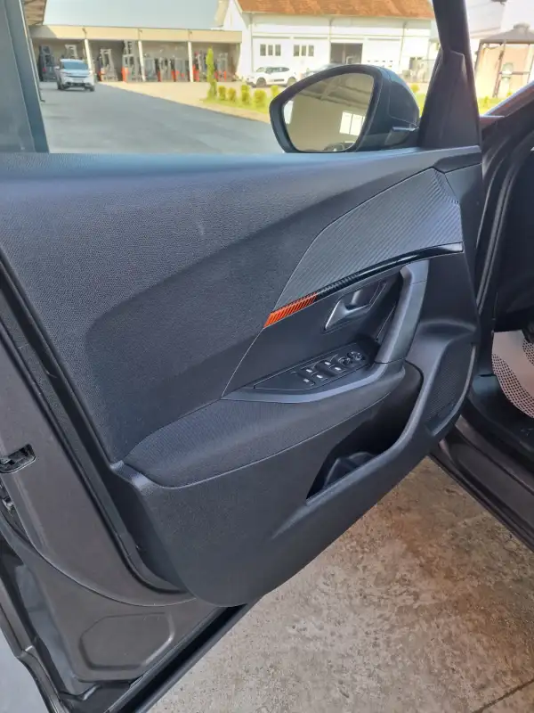 Peugeot 2008 Benzin 2021. godište - Slika 10