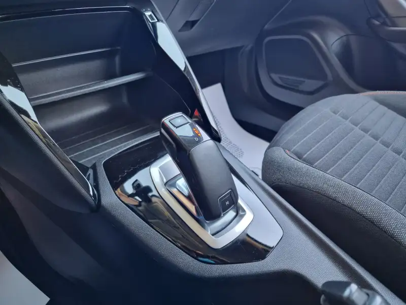 Peugeot 2008 Benzin 2021. godište - Slika 17