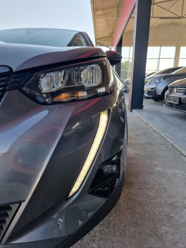 Peugeot 2008 Benzin 2021. godište - Slika 25