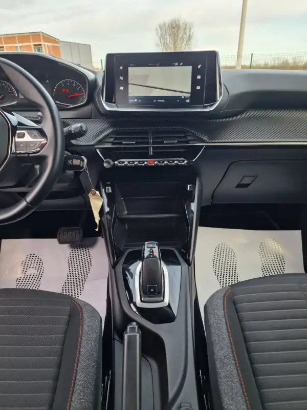 Peugeot 2008 Benzin 2021. godište - Slika 22