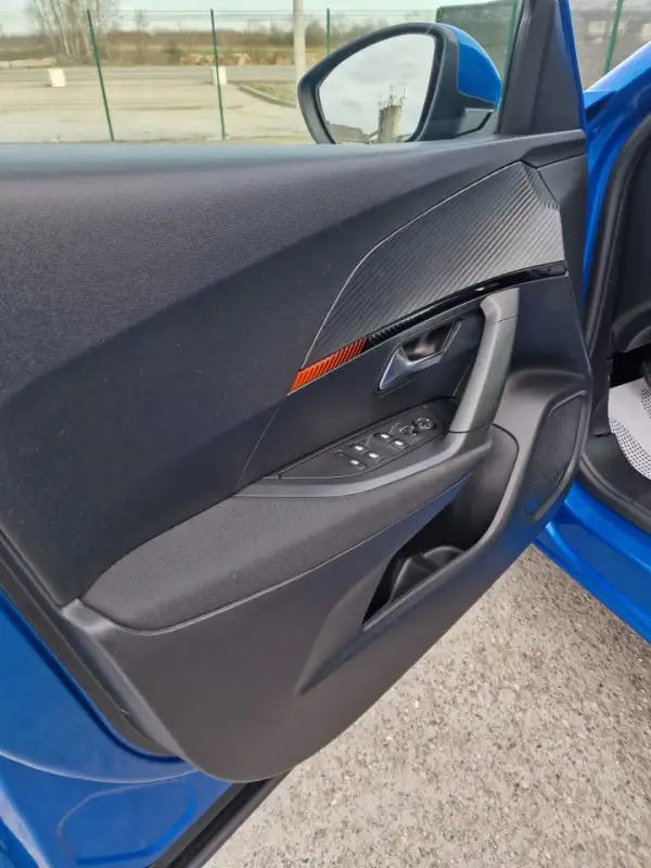 Peugeot 2008 Benzin 2021. godište - Slika 24