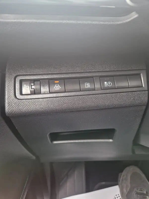Peugeot 3008 ALLURE Hibrid / Benzin 2021. godište - Slika 9