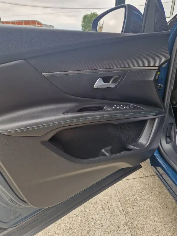 Peugeot 3008 ALLURE Hibrid / Benzin 2021. godište - Slika 10