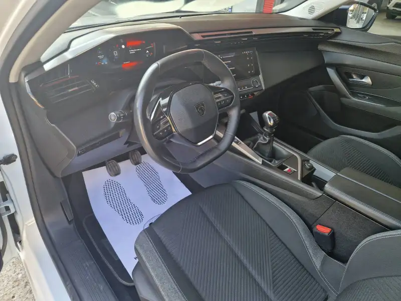 Peugeot 308 Benzin 2022. godište - Slika 17