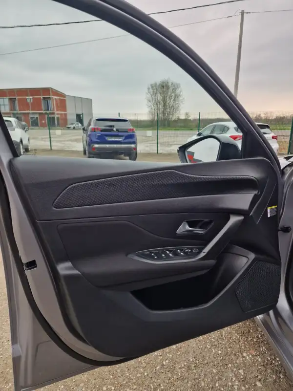 Peugeot 308 Benzin 2022. godište - Slika 9