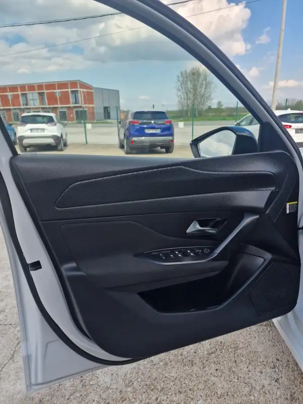 Peugeot 308 Benzin 2023. godište - Slika 9