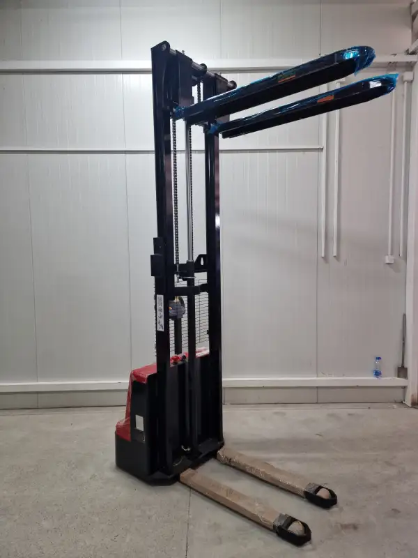 Premium Električni Staker SES 1525 2026. godište - Slika 4