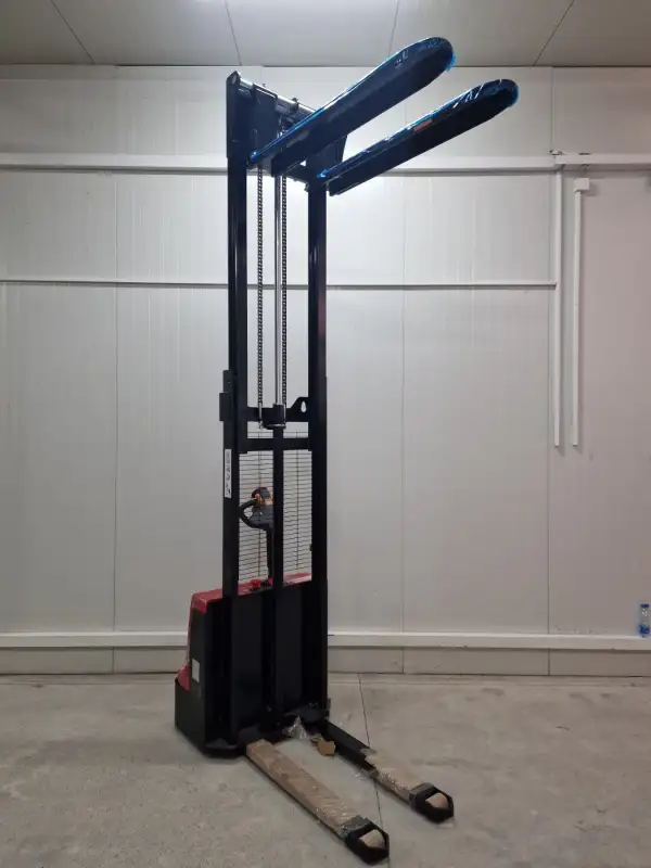 Premium Električni Staker SES 1530 2026. godište - Slika 2